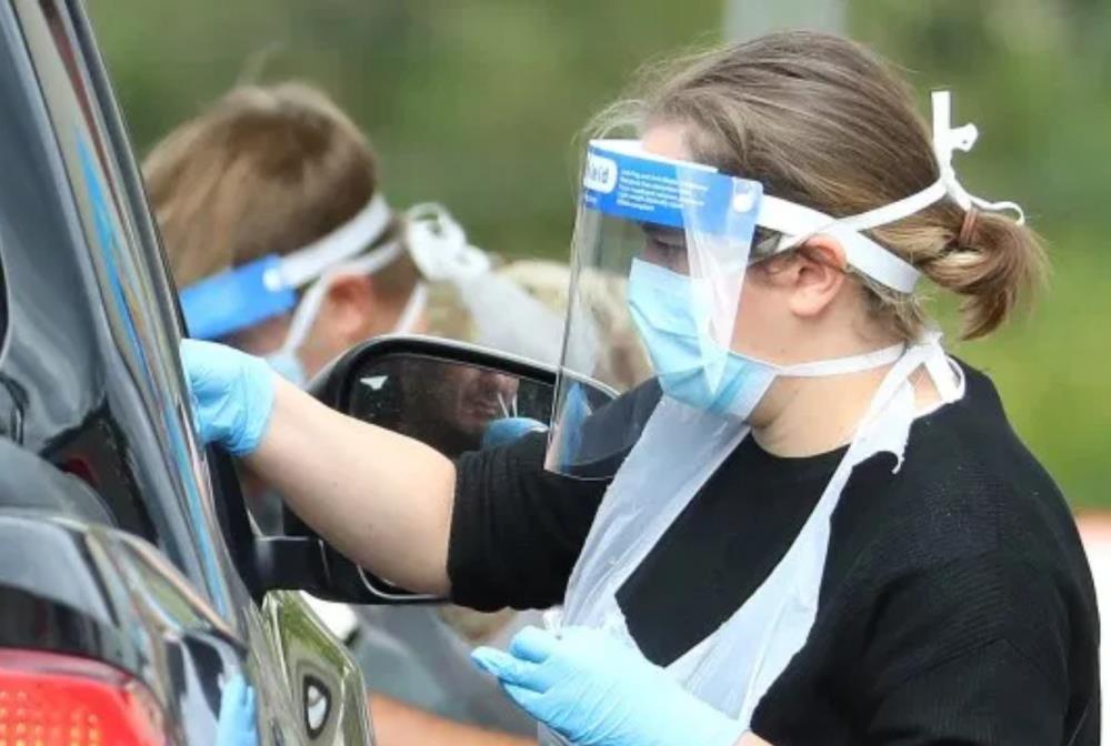 Kolejne 693 osoby zmarły po zakażeniu koronawirusem. Wielka Brytania wyprzedziła Włochy
