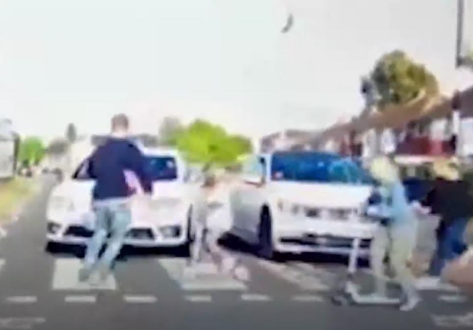 Ojciec rzucił się na maskę samochodu, aby chronić dzieci na przejściu dla pieszych