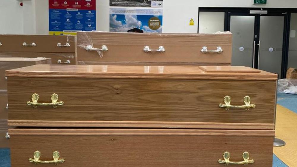 Koronawirus: Meczet w Birmingham ustawił tymczasową kostnicę. W Salach modlitewnych przechowywane są trumny