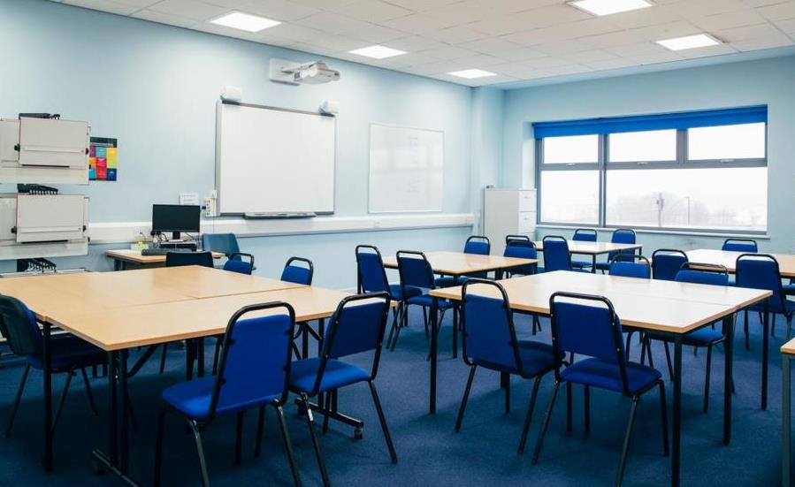 Wszystkie dzieci powinny wrócić do szkół na co najmniej miesiąc. Klasy po 15 osób, rozłożone czasy zajęć i wysyłanie dzieci do innych placówek