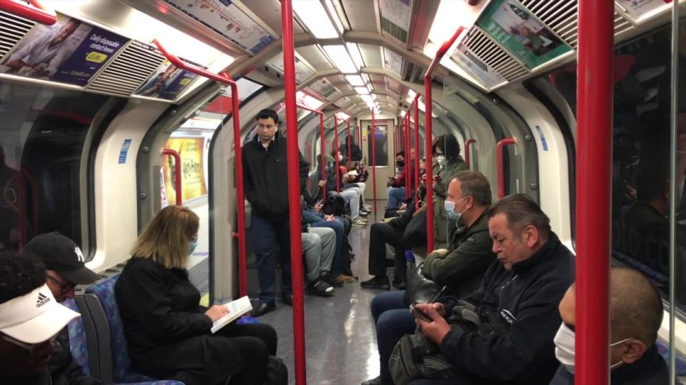 Londyńskie metro znów tętni życiem. Związkowcy grożą strajkiem