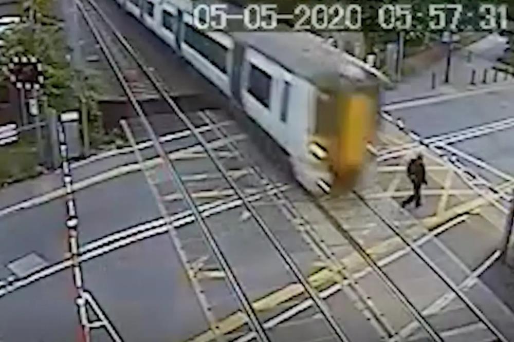 Próbował przejść przez zamknięty przejazd kolejowy. Rozpędzony pociąg minął go o centymetry