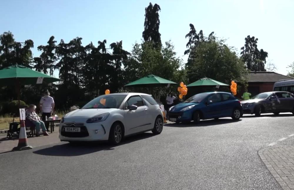 Brytyjski dom opieki umożliwił rodzinom pensjonariuszy... odwiedziny drive-thru.