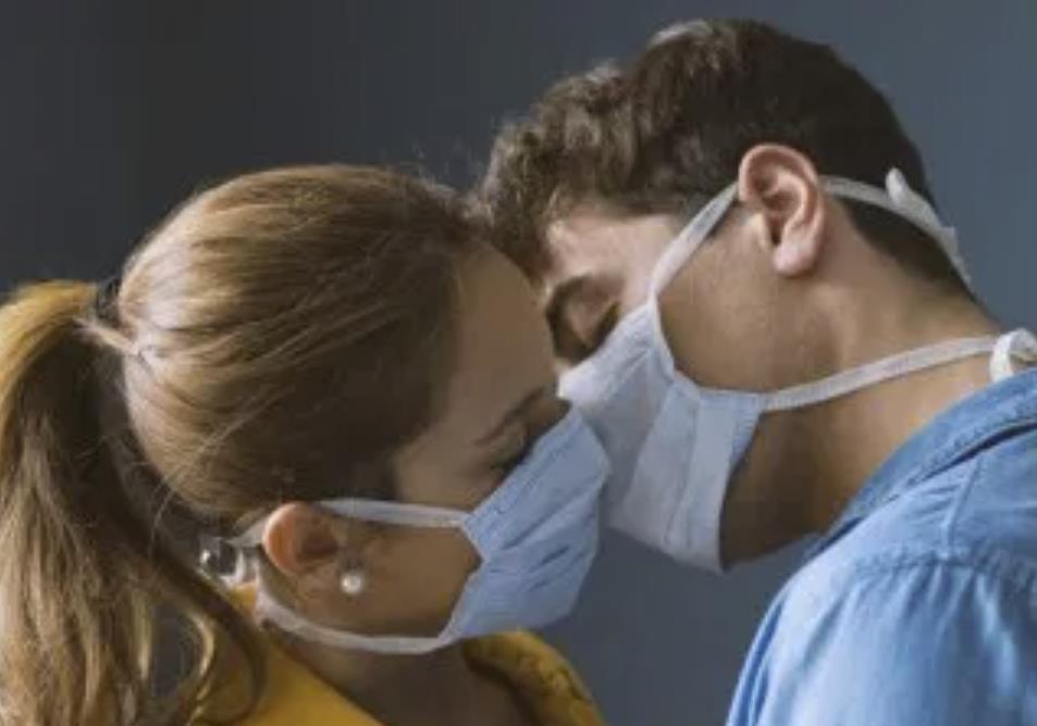 Seks legalny tylko z domownikiem? Brytyjskie media kpią z rządowego zakazu