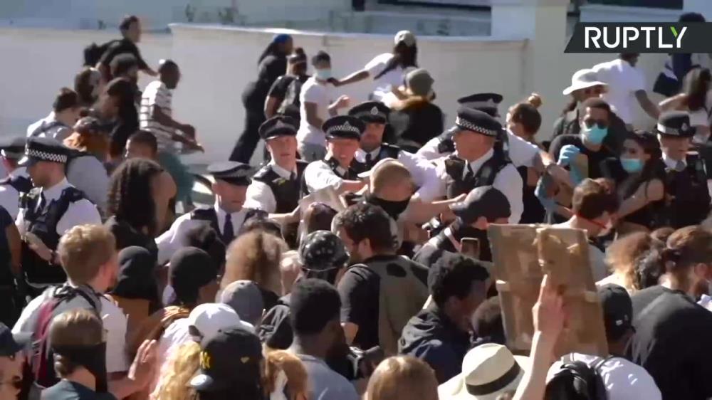 Przepychanki podczas antyrasistowskiego protestu w Londynie