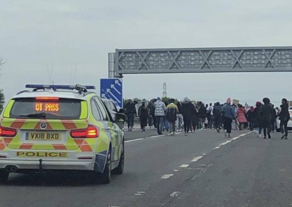 Protesty Black Lives Matter. Protestujący zablokowali autostradę M6. Obalono pomnik handlarza niewolnikami