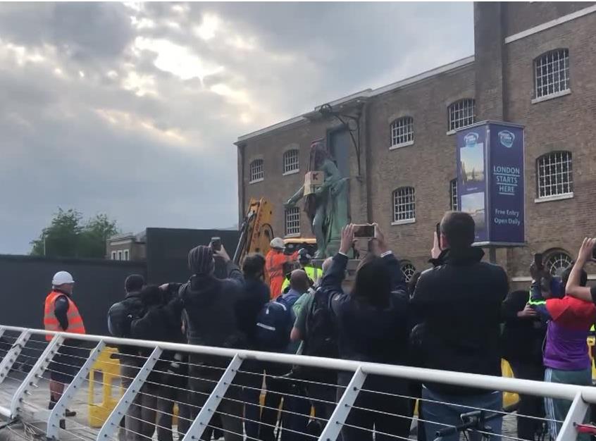 W Londynie usunięto pomnik handlarza niewolników