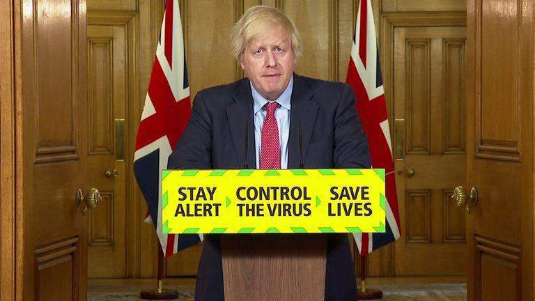 Koronawirus: Brytyjski rząd zezwolił na nocleg poza domem. Ale nie dla wszystkich