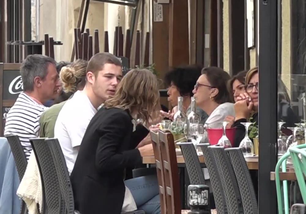 Tłumy w paryskich kawiarenkach. Restauracje i bary we Francji działają już normalnie