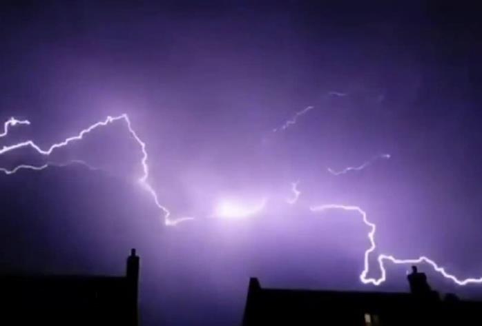 Dziś znów wystąpią silne burze z piorunami. Met Office wydało kolejne ostrzeżenie pogodowe