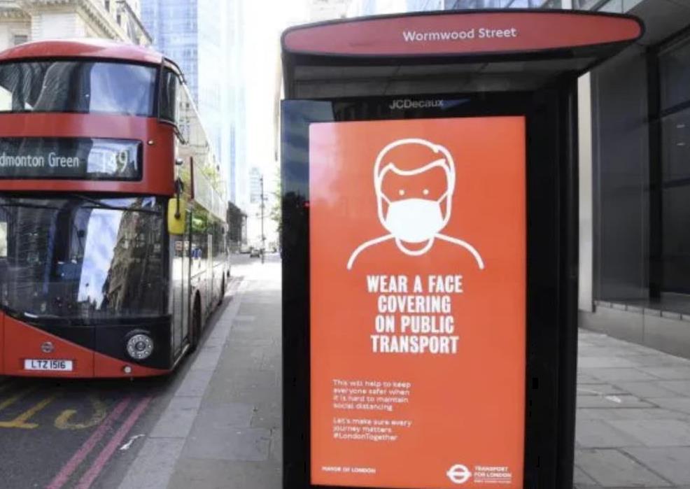 Obniżono poziom zagrożenia koronawirusem w UK