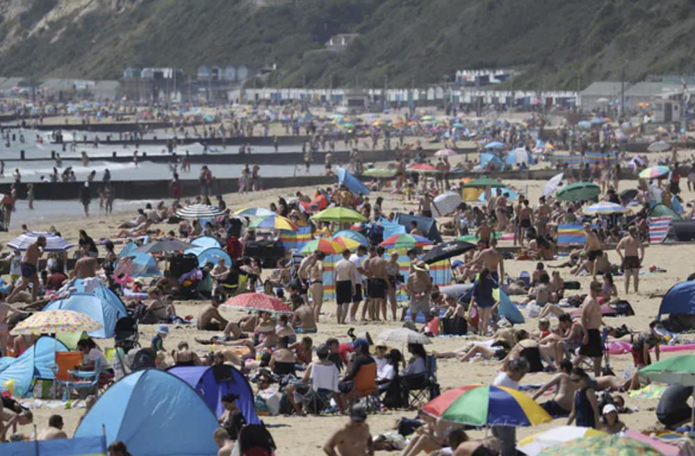 Tysiące ludzi na plażach. Brytyjczycy zapomnieli o pandemii