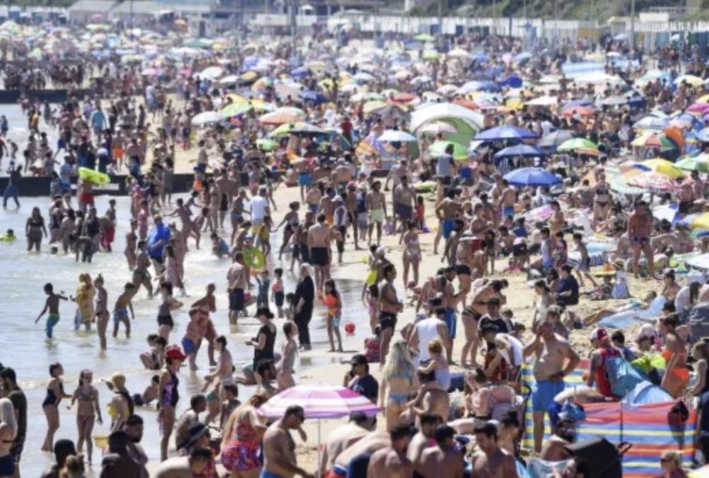 Tłumy i bijatyki na brytyjskich kurortach. Rząd grozi zamknięciem plaż