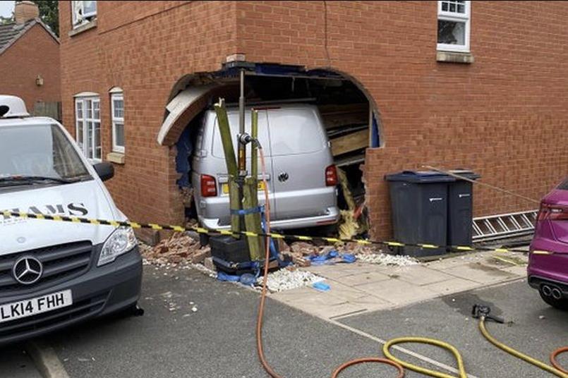 Furgonetka uderzyła w dom w Northfield. W pokoju było dziecko