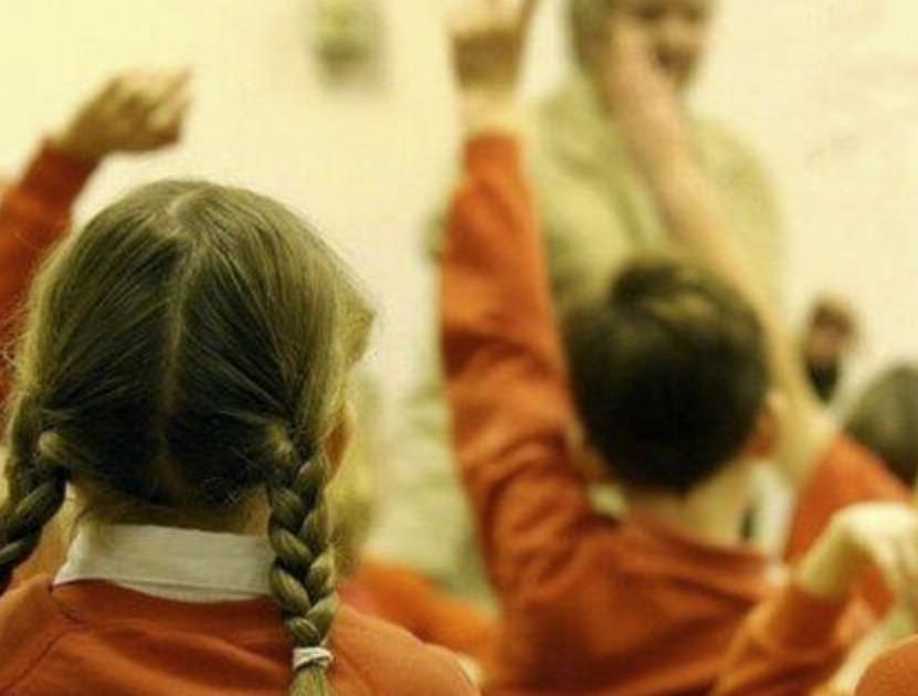 Aby bezpiecznie otworzyć szkoły, dzieci i nauczyciele powinny co tydzień mieć testy na obecność koronawirusa.