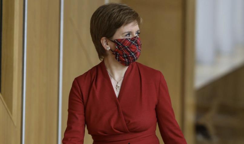 W Szkocji uczniowie szkół średnich będą musieli nosić maski