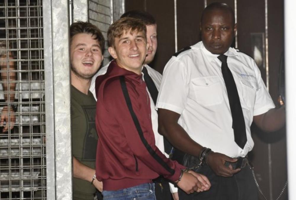 Nastoletni mordercy policjanta chcą wydać książkę, ale nie potrafią pisać ani czytać