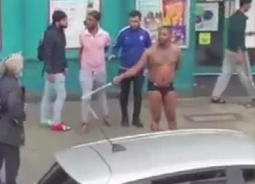 Policja z pomocą przechodniów obezwładniła nagiego mężczyznę, który wymachiwał maczetą na ulicy