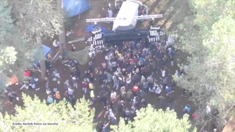 Nielegalny rave w Wielkiej Brytanii. Policja przerwała leśną imprezę na 500 osób