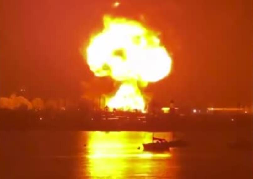 Ogromny wybuch i pożar w Anglii. Kula ognia nad przystanią w Kent