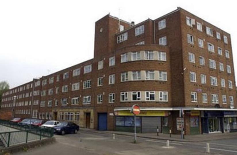 Wybuch epidemii koronawirusa w hostelu dla ubiegających się o azyl w Birmingham. Zakażone 56 osób