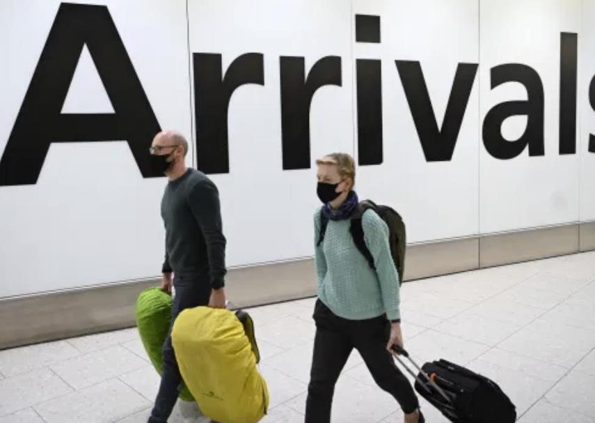 Tysiące osób sprawdzane pod kątem złamania kwarantanny po powrocie z wakacji