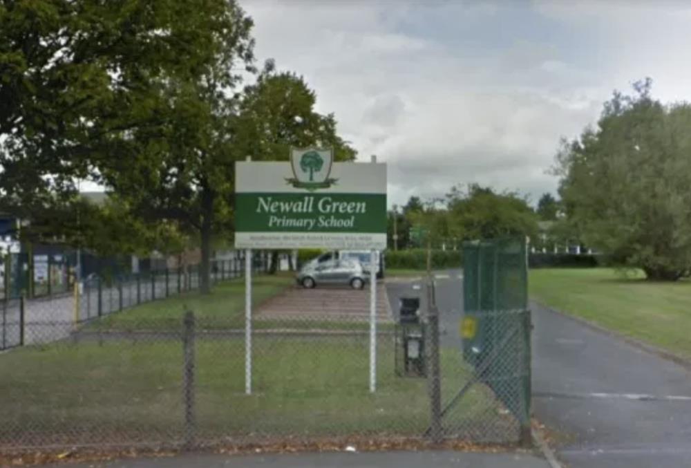 Ponad 1000 uczniów z 15 szkół w Manchesterze izoluje się w domu