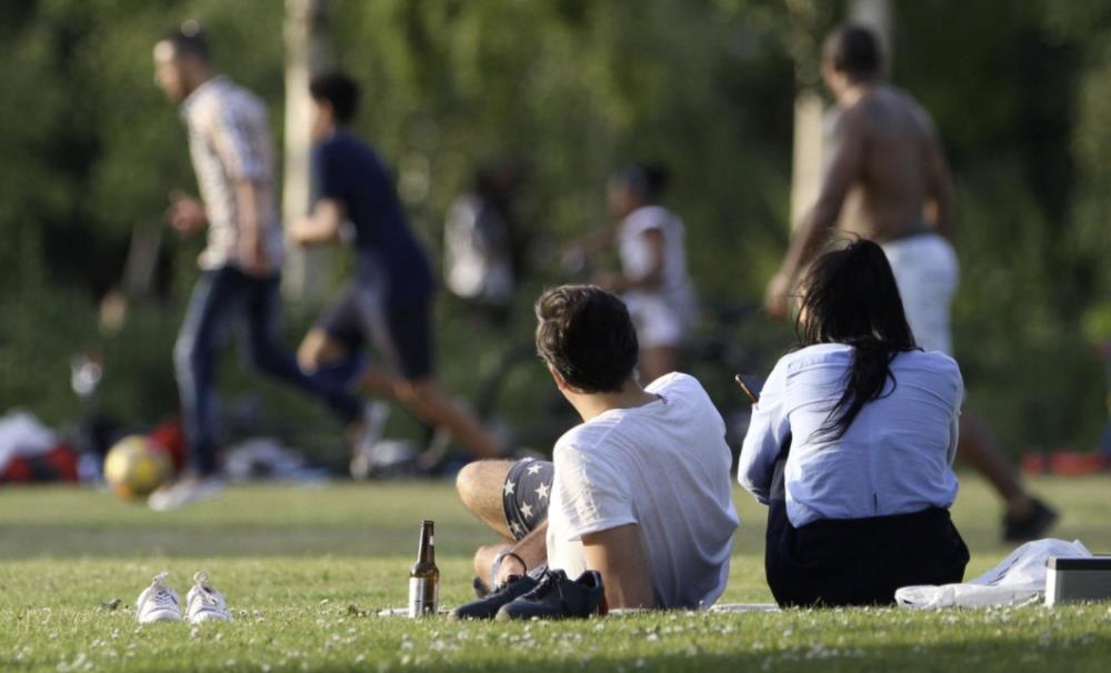 PILNE: Wracają obostrzenia i limity w Anglii. Od poniedziałku zakaz spotykania się w grupach większych niż 6 osób