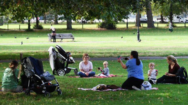 Zakaz spotkań w grupach większych niż 6 osób w Anglii obejmuje również dzieci, w Szkocji i Walii dzieci nie są wliczane