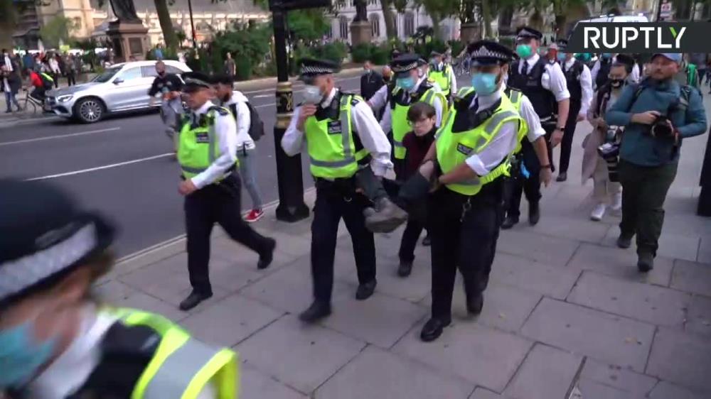 „Winston Churchill jest rasistą”. Mężczyzna aresztowany za napis na pomniku byłego premiera Wielkiej Brytanii