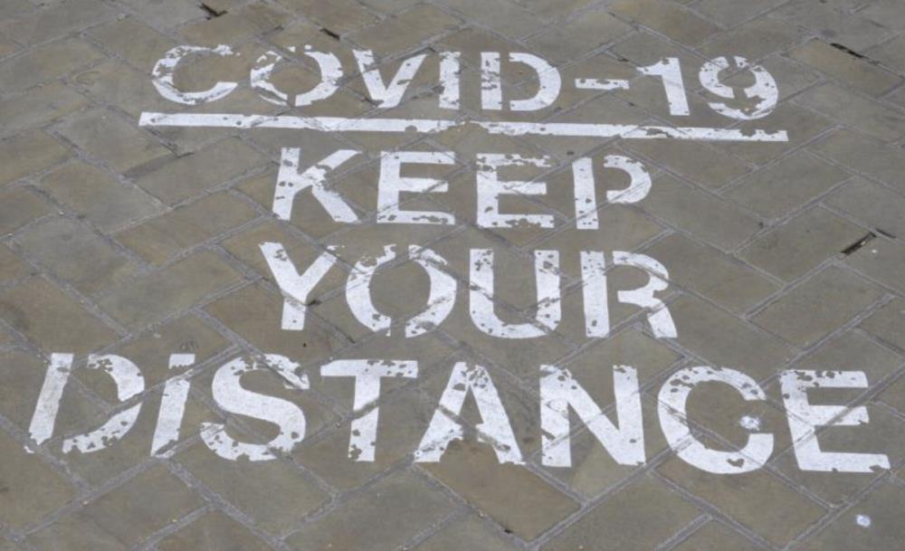 Naukowcy: Zakaz spotkań w domach nie ma sensu bez zamknięcia pubów i restauracji