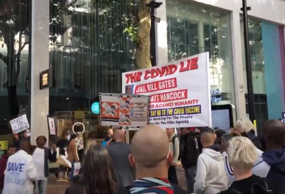 „Kłamstwo COVID”. Protesty przeciwko wprowadzeniu restrykcji w Birmingham