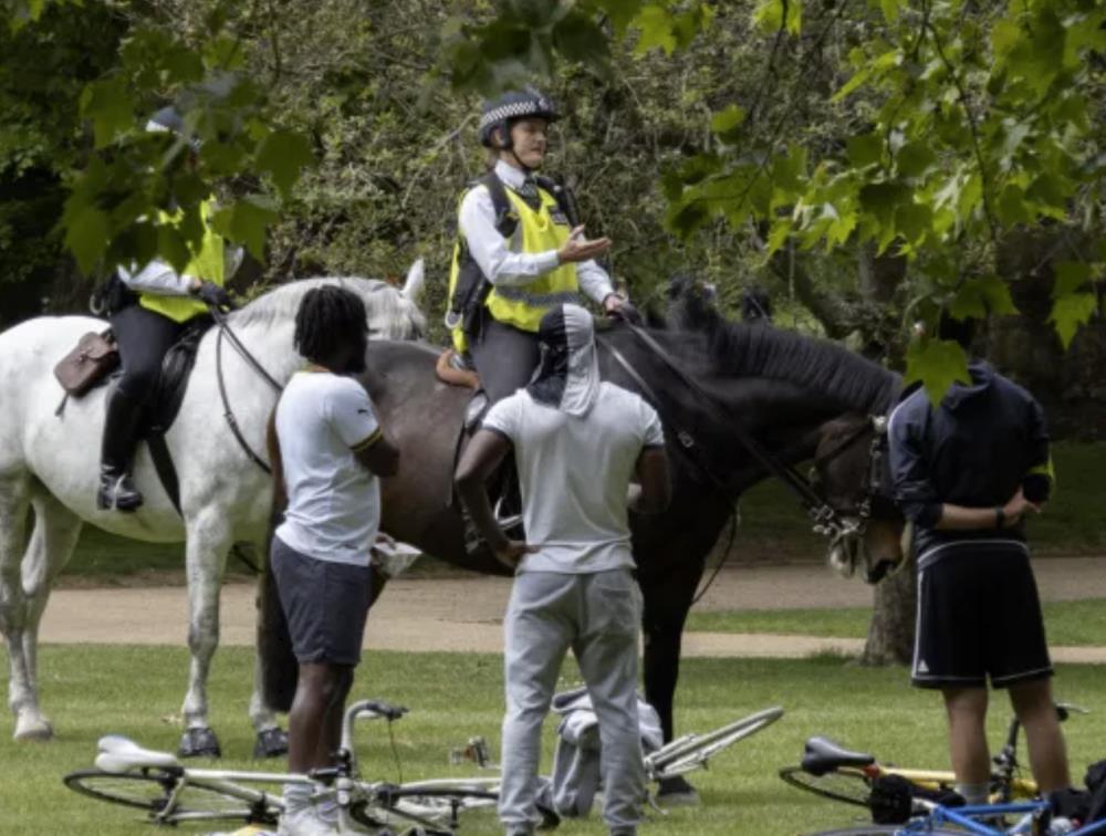 Minister: Ludzie powinni wzywać policję, jeśli ich sąsiedzi organizują spotkania powyżej 6 osób