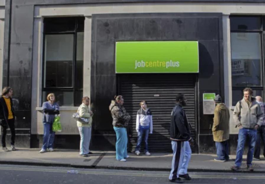 Prawie 700 000 osób straciło pracę z powodu pandemii koronawirusa w Wielkiej Brytanii