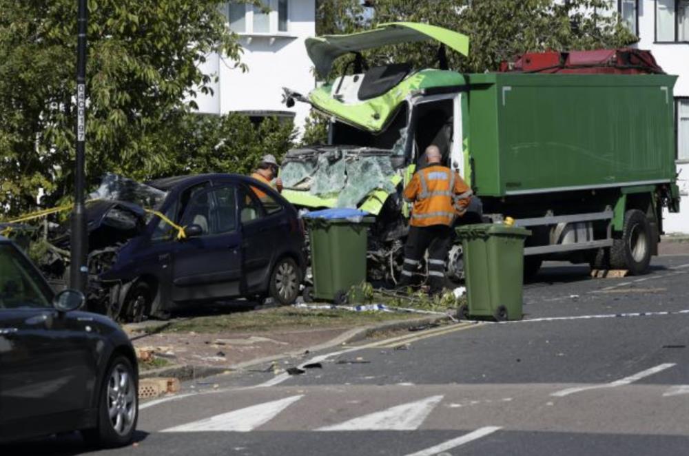 Ciężarówka staranowała dwa samochody i wjechała w dom w Londynie. Kierowca zginął, 11-letnie dziecko walczy o życie