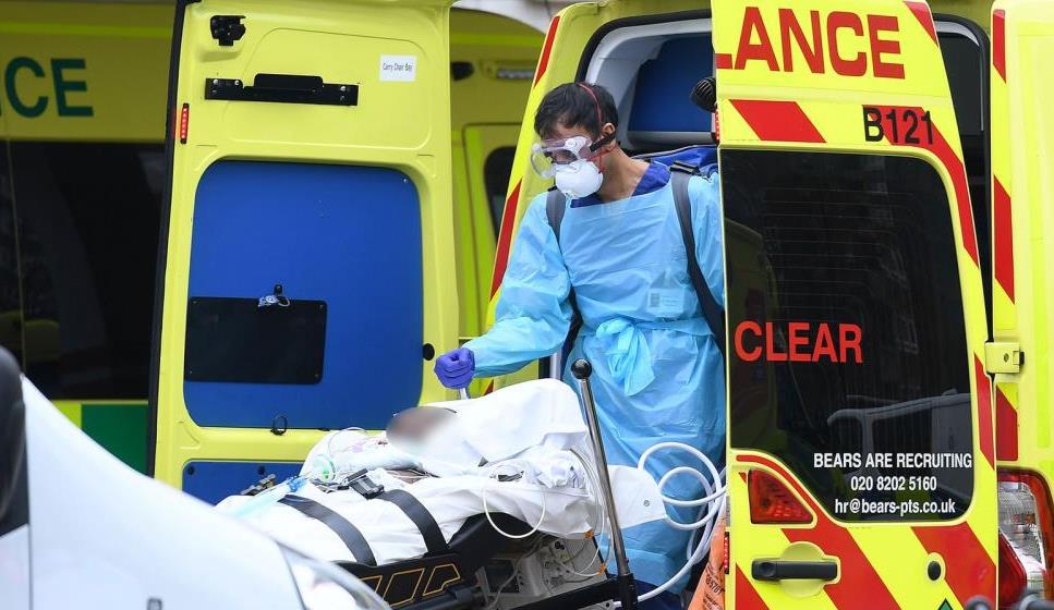 Liczba osób przyjmowanych do szpitali z powodu COVID-19 podwaja się co osiem dni