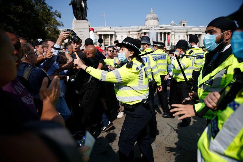 Protesty przeciwko restrykcjom w Londynie. Zwolennicy teorii spiskowych starli się z policją. Aresztowano 32 osoby