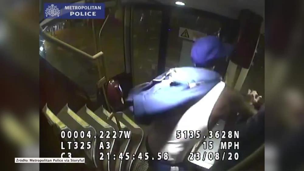 63-letni pracownik medyczny zaatakowany w londyńskim autobusie. Zwrócił uwagę napastnikowi, by założył maseczkę