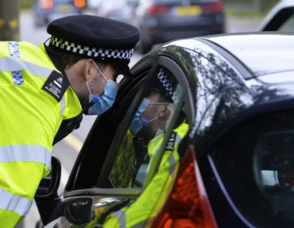 Do 10 tys. funtów kary za złamanie zasad izolacji w Wielkiej Brytanii