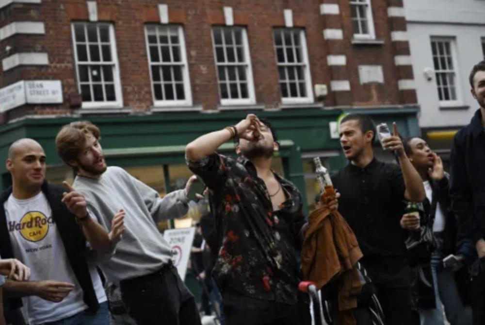 Michael Gove: Po wyjściu z pubu o godzinie 22, można kontynuować imprezę w domu u przyjaciela