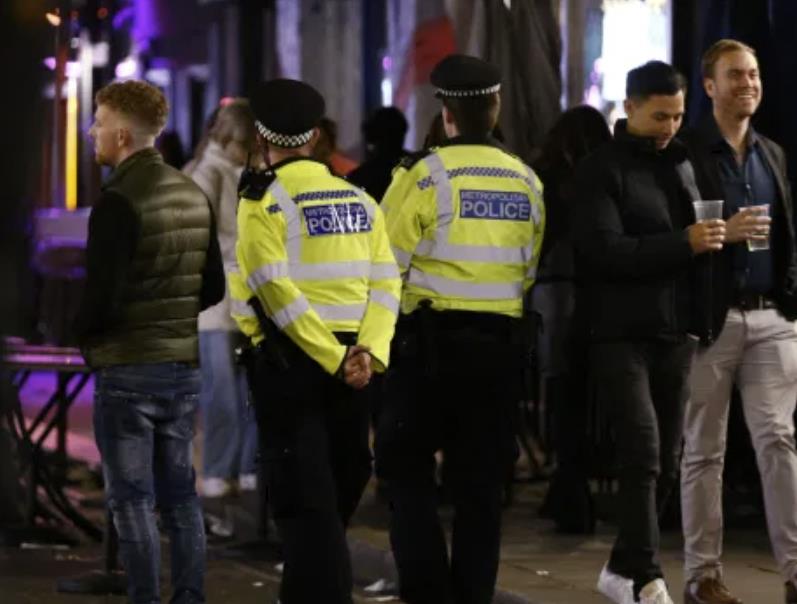 Zamknięte puby i zakaz spotkań. Rząd planuje całkowity lockdown w północnej Anglii i w Londynie