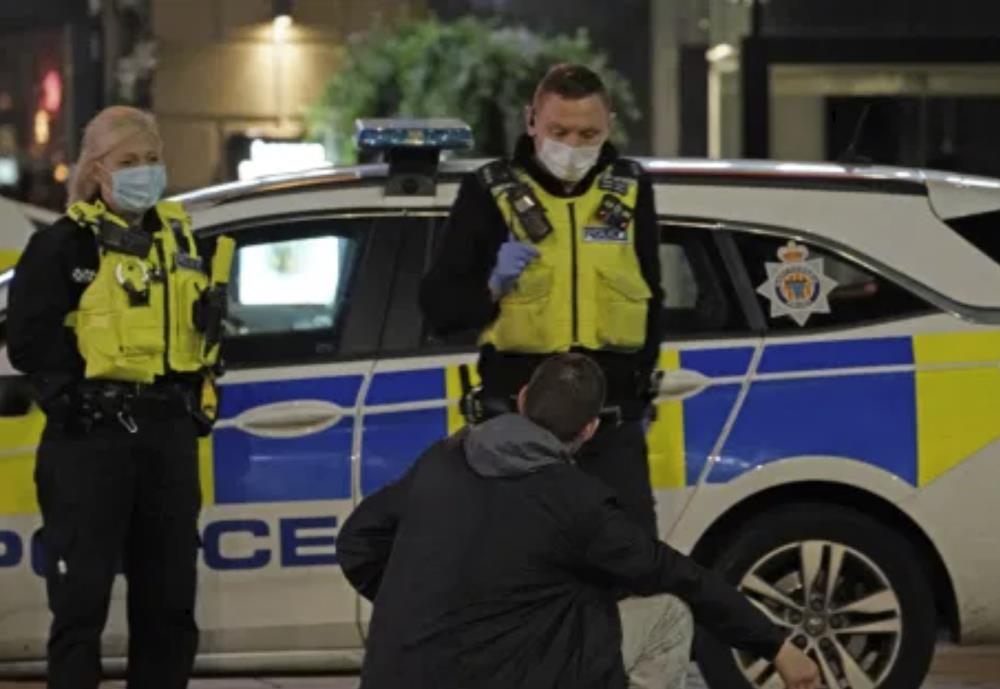 Koronawirus: Od dziś większe kary za łamanie zasad izolacji w Wielkiej Brytanii