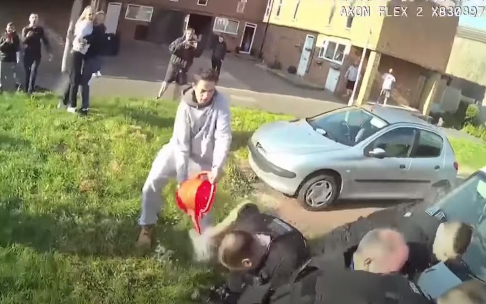 Oblał policjantów benzyną, tłum skandował, żeby ich podpalił. Opublikowano szokujące nagranie