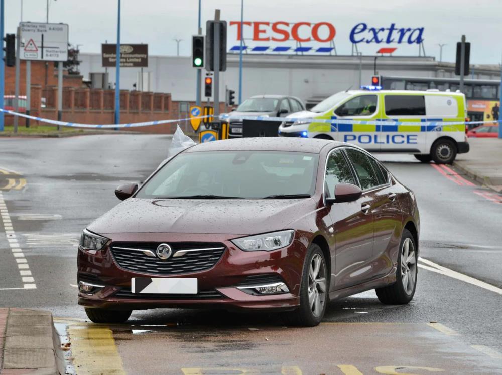 Dwóch mężczyzn zastrzelonych w samochodzie w Brierley Hill