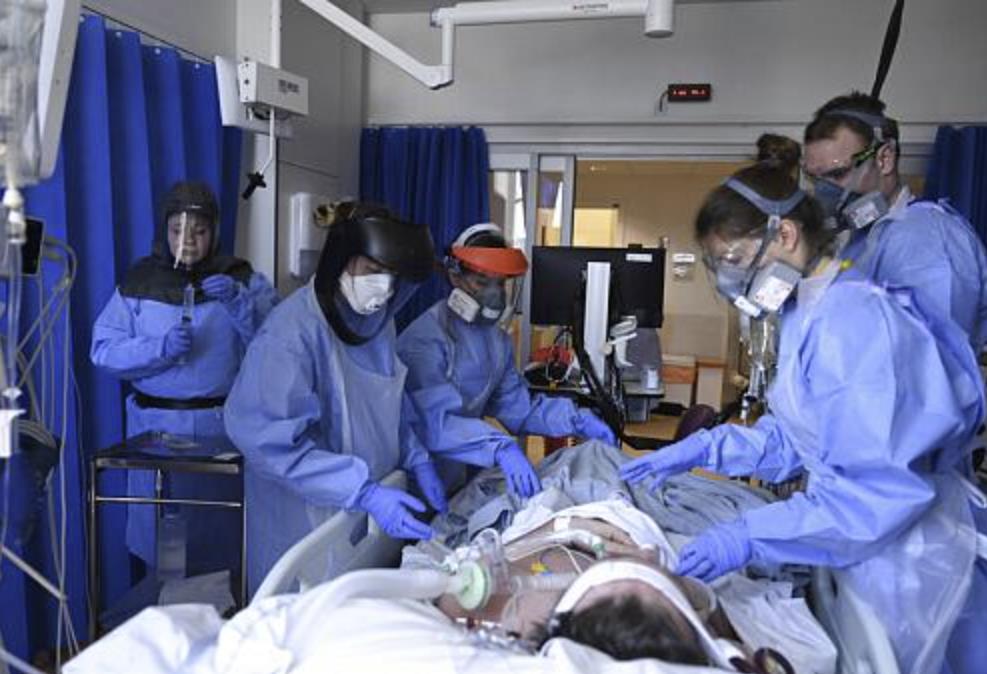 Ponad 100 razy więcej zgonów na COVID-19 niż na grypę