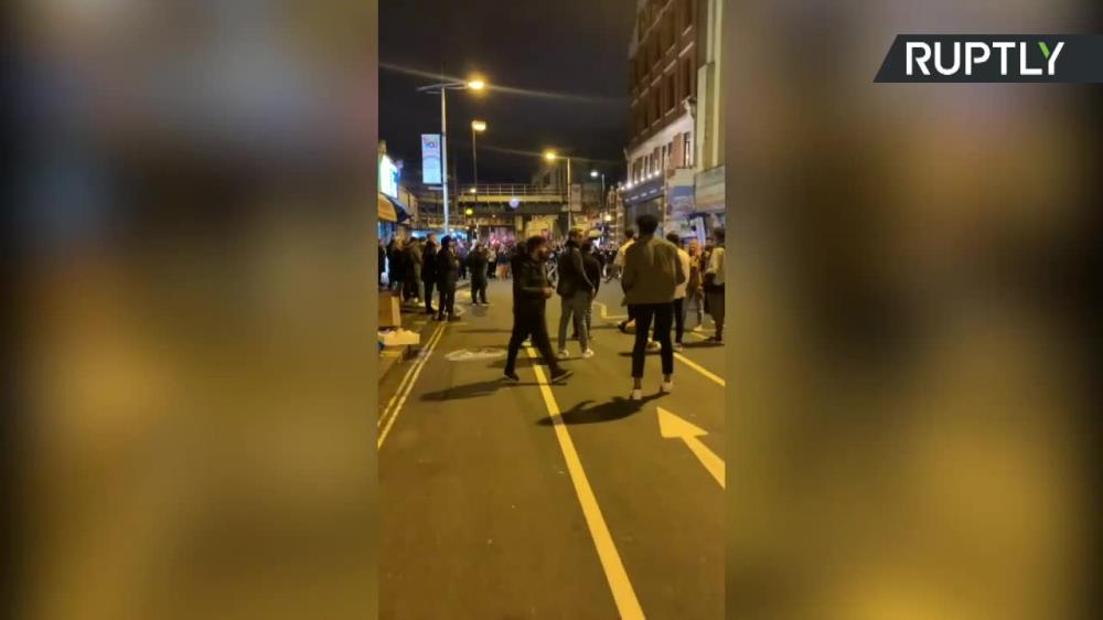 Po wyjściu z pubów urządzili sobie mecz krykieta. Grupa londyńczyków złamała obostrzenia, które obowiązują w Anglii