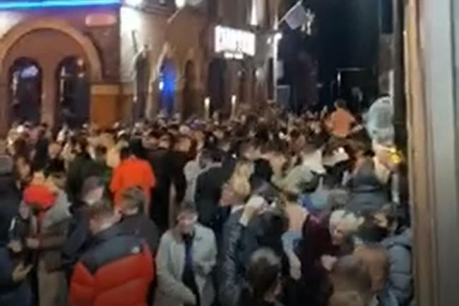 Tłum bawił się na ulicach Liverpoolu tuż przed wprowadzeniem nowych obostrzeń