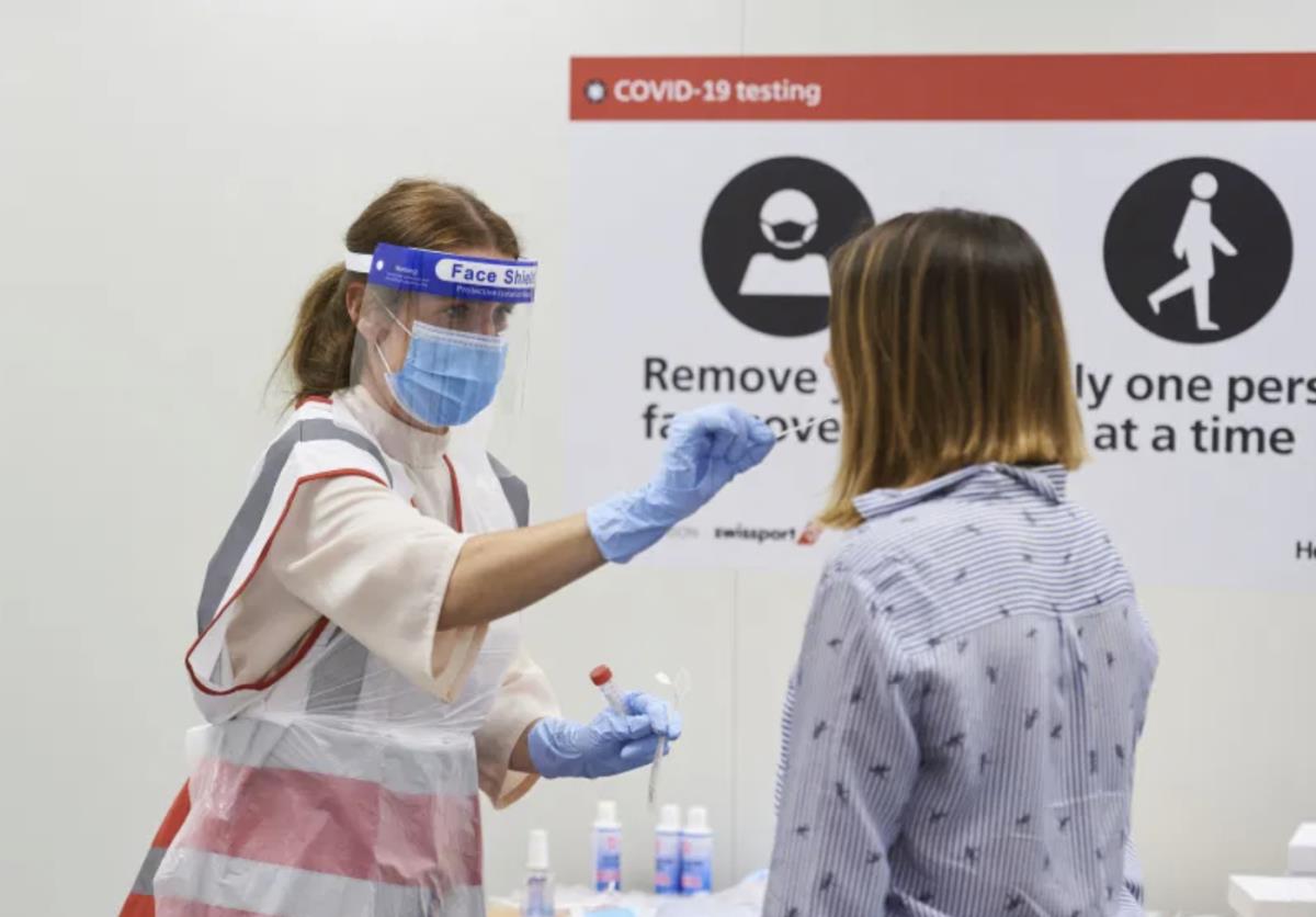 Pierwsze szybkie testy na obecność koronawirusa dostępne na lotnisku w Wielkiej Brytanii