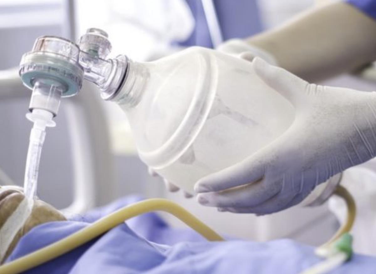 Pacjenci z COVID-19 trafiający na oddziały intensywnej terapii umierają rzadziej niż w kwietniu