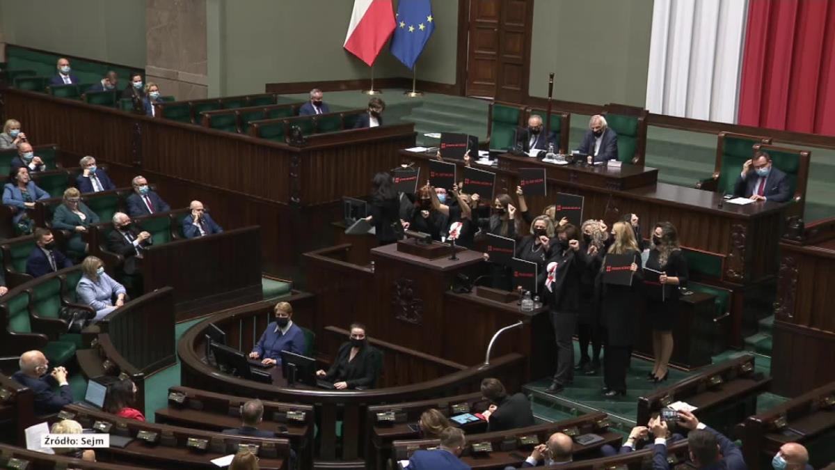 Posłanki z transparentami i interwencja Straży Marszałkowskiej polskim w Sejmie